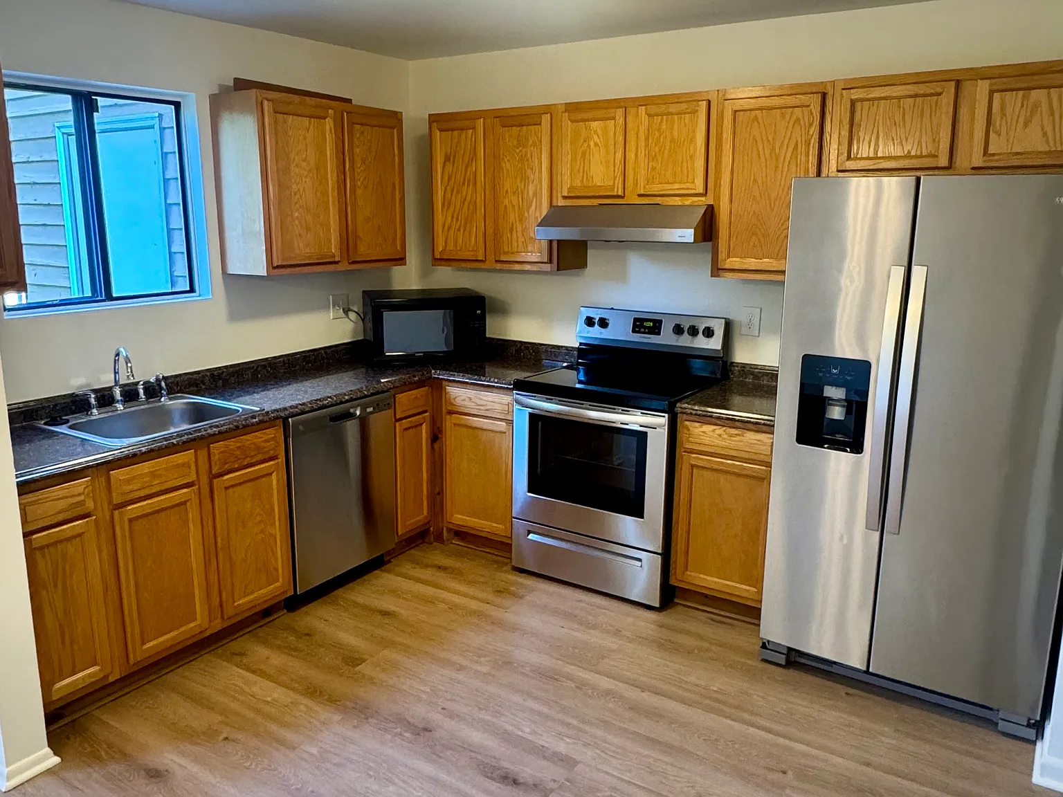 3 bed, 1.5 bath, 1280 sqft, $2,650 — Photo 3