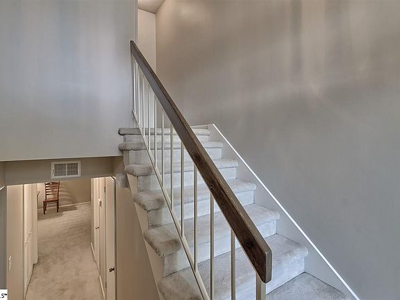 4th image of 96 Briarview Cir