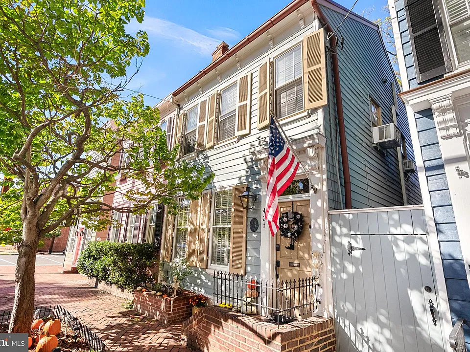 425 Queen St