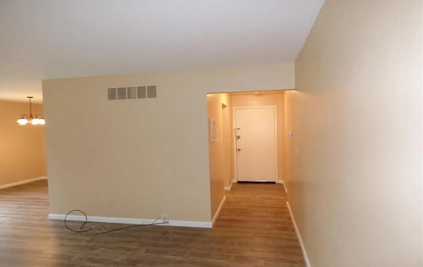 640 E Fox Hills Dr — Photo 3