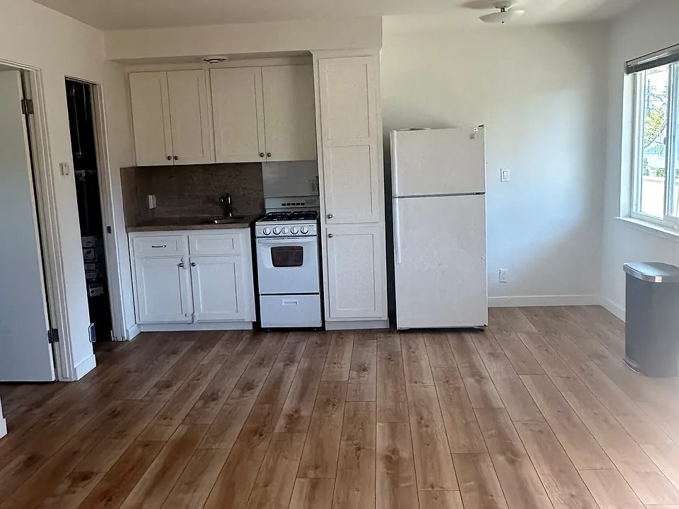 Hardwood floors. Gas Stove. Full size refrigerator.