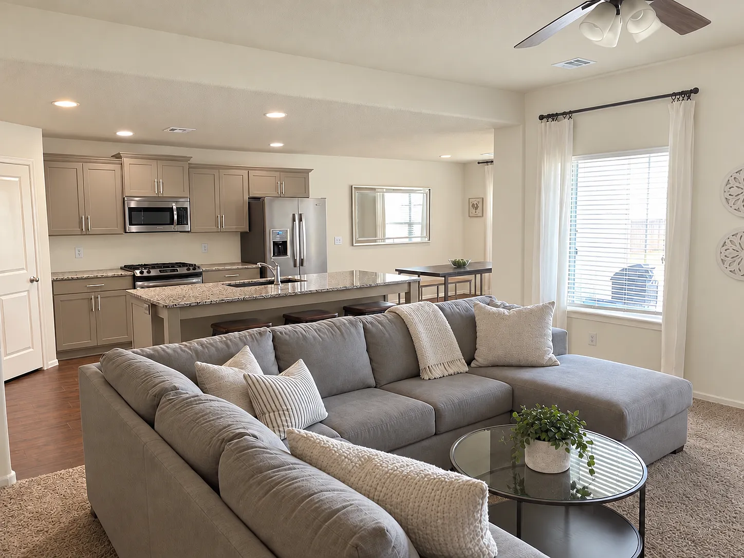 4 bed, 1922 sqft, $2,565 — Photo 2