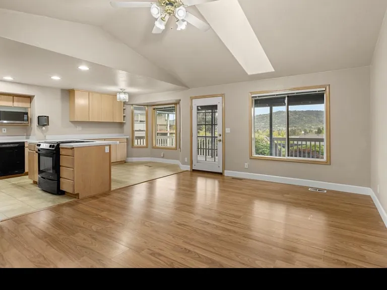 2495 NW Loma Vista Dr — Photo 8