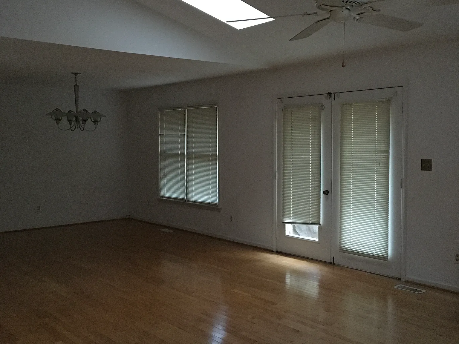 3 bed, 2.5 bath, 2110 sqft, $2,300 — Photo 1