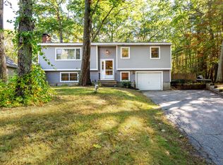 65 Mallett Dr, Topsham, ME 04086