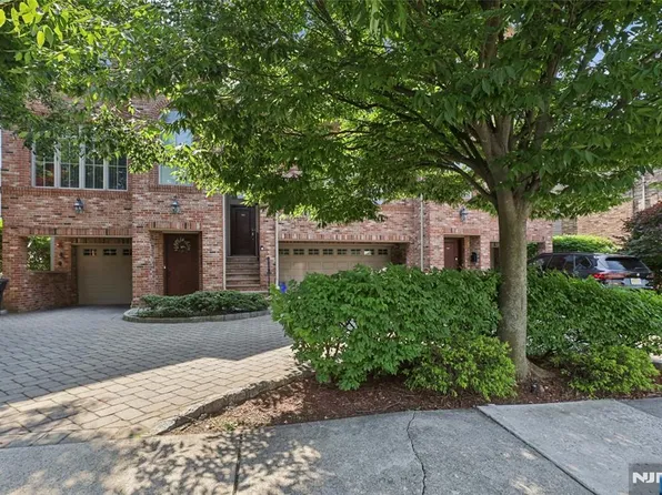 2462 3rd St, Fort Lee, NJ 07024