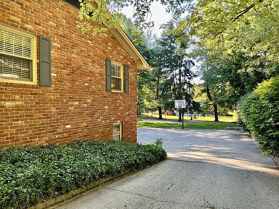 5th image of 3325 Harmon Dr