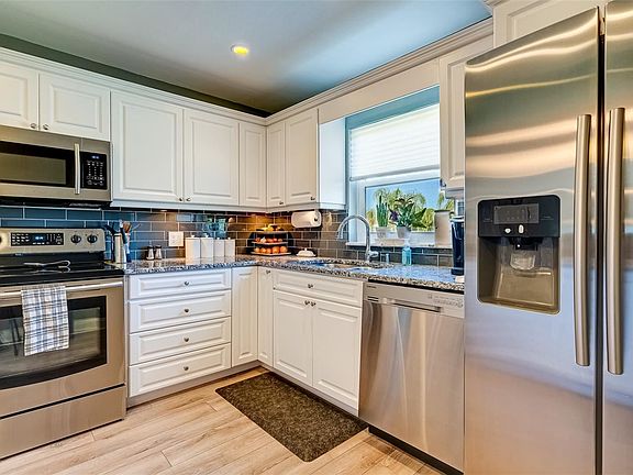 3rd image of 222 Dogwood Cir