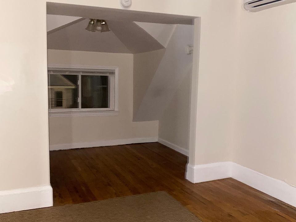 2nd image of 9 Leonard Pl APT 3