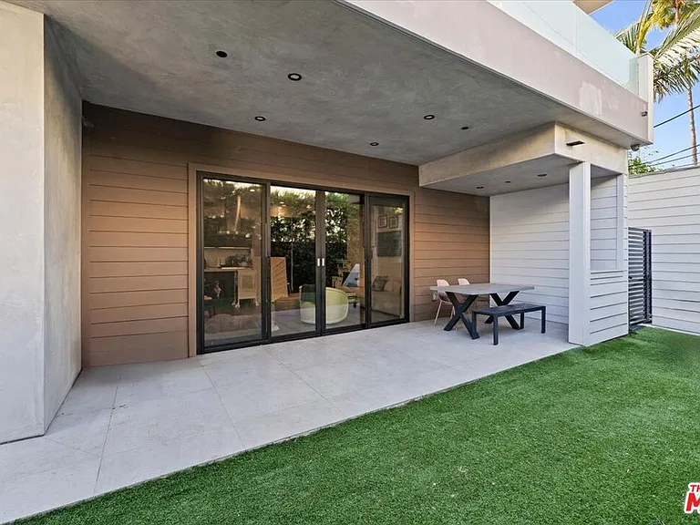 556 N Flores St #2B — Photo 24