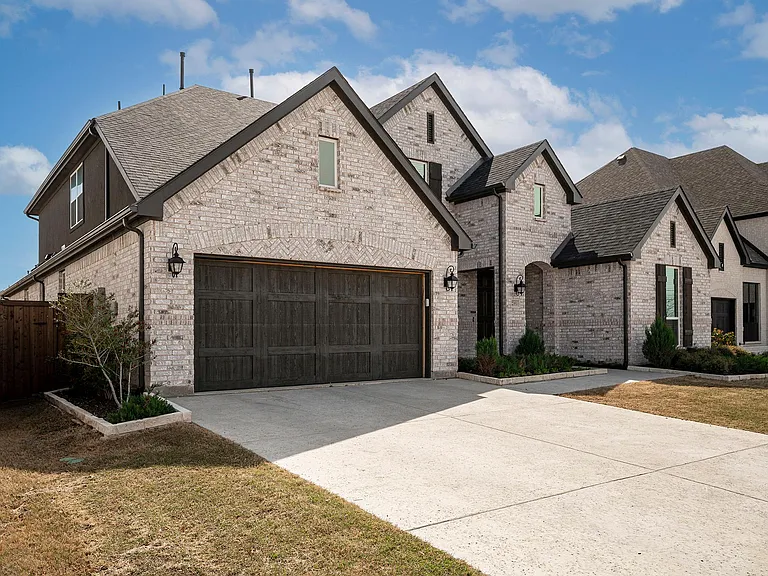 2351 Waterford Way — Photo 2