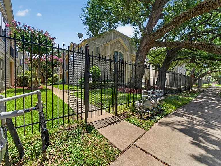 1317 Paige St — Photo 4