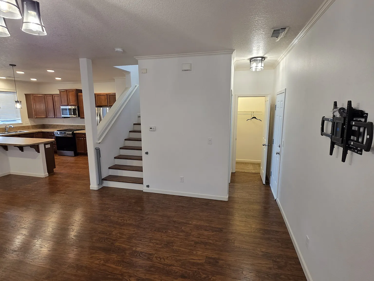 3 bed, 2.5 bath, 1852 sqft, $2,695 — Photo 4