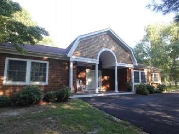 https://photos.zillowstatic.com/fp/82fe44f7104bc238c2c304de95d23b03-p_e.webp