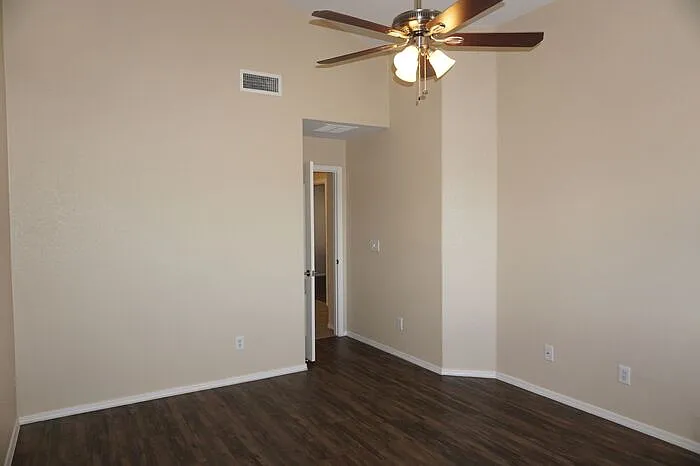 2201 S Saint Suzanne Dr — Photo 30