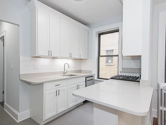 2nd image of 21-62 Crescent St APT A1