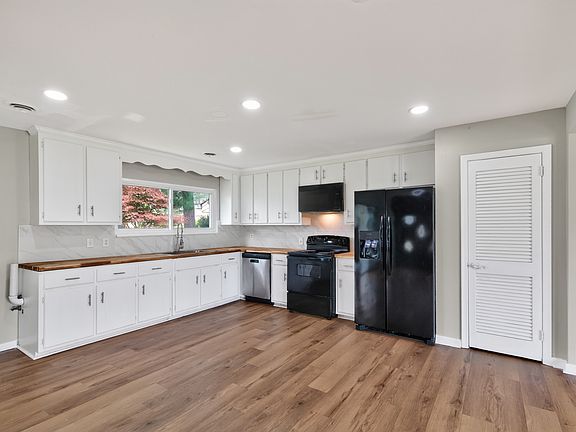 3rd image of 1027 Leon Ln