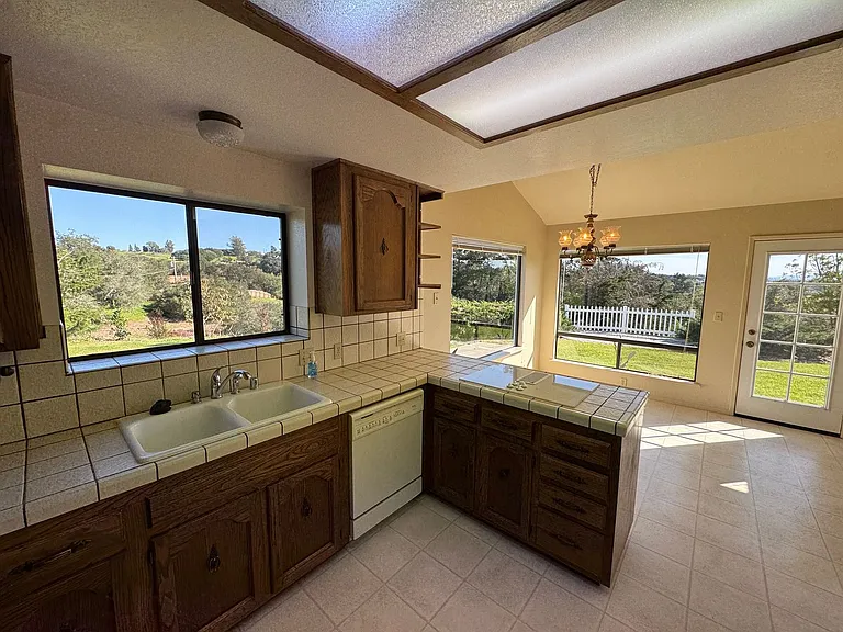 1571 Vista Grande Ln — Photo 8