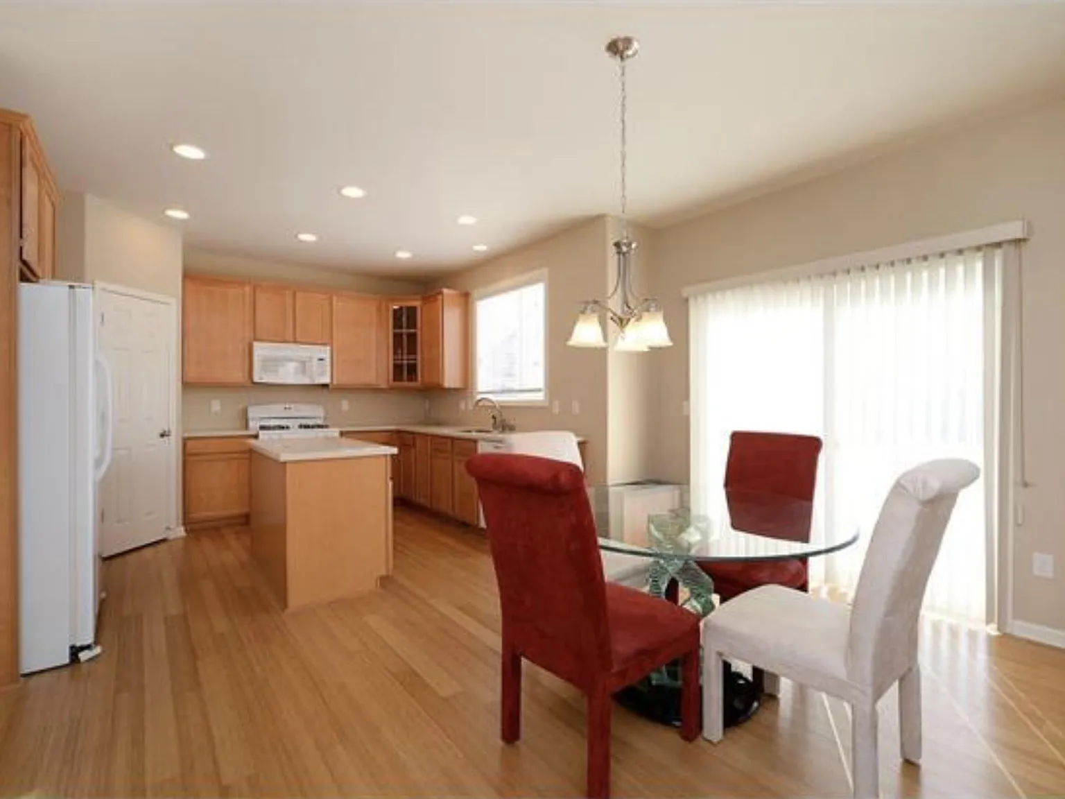 768 Graham Cir — Photo 3