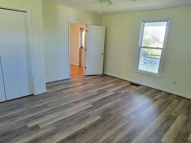 16 Stonespring Ln — Photo 8