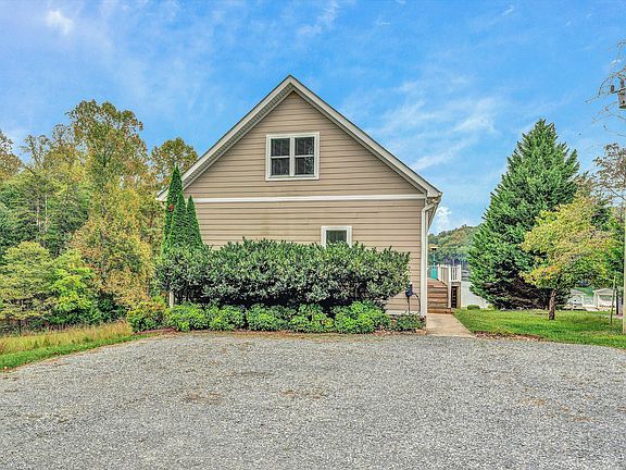 4th image of 433 Surrey Dr