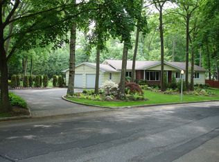 52 Round Tree Dr, Melville, NY 11747