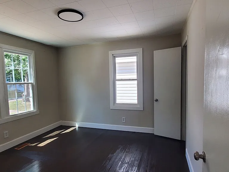 1515 E McGee St — Photo 4