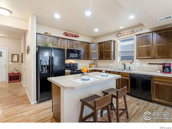 5th image of 532 Winnipeg Ct