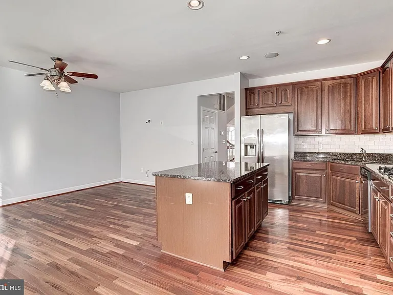 7576 Maidenhead Dr — Photo 6