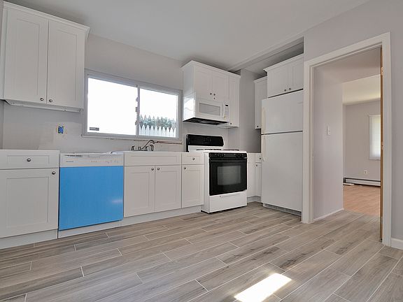 Kitchen - back splash to be installed