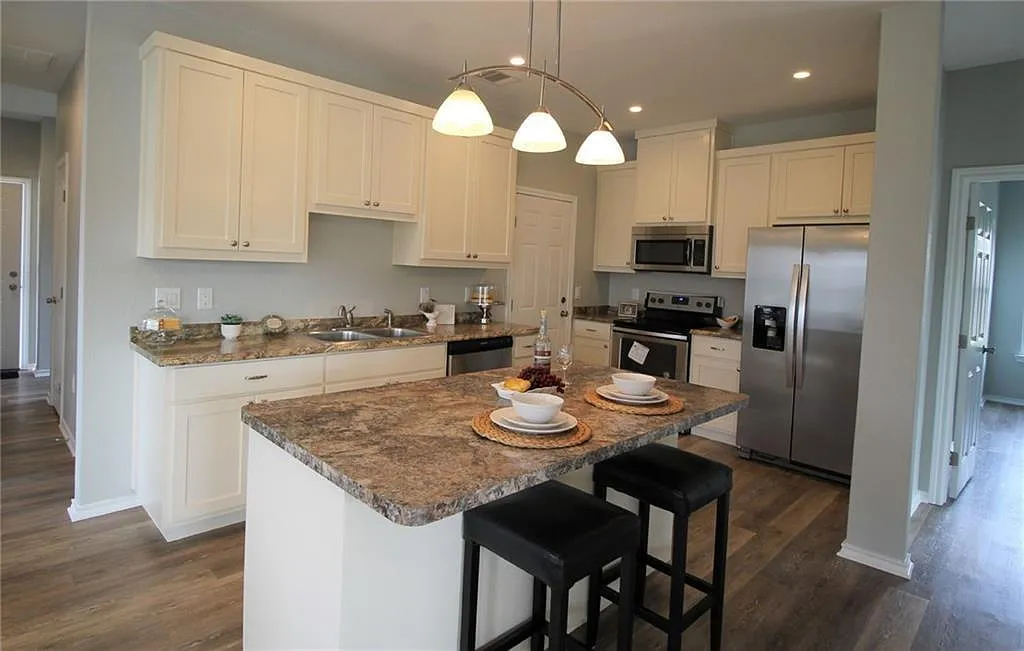 3 bed, 2.0 bath, 1359 sqft, $2,100 — Photo 2