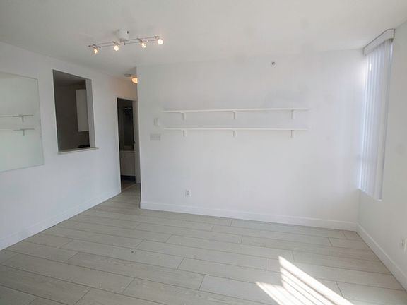 2nd image of 811 Helmcken St #1501