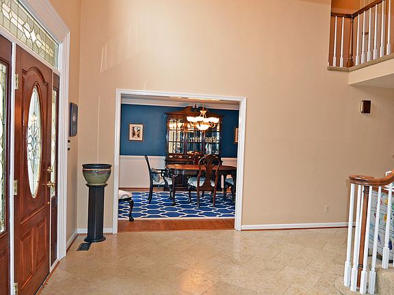 Foyer w/honed marble floor