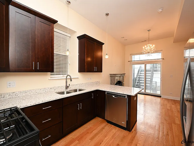 904 W Erie St #1R — Photo 7