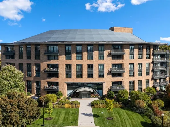 2400 Beacon St Unit 409, Chestnut Hill, MA 02467