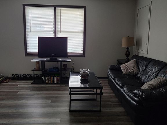3rd image of 1310 Queens Ct #D