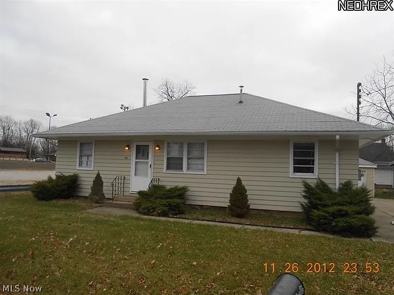 379 Louise St photo 1