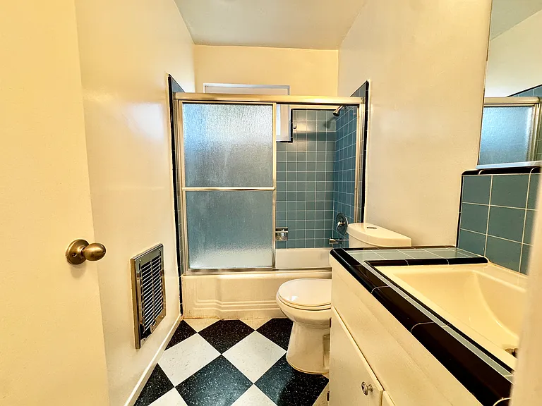 934 N Gardner St #6 — Photo 16