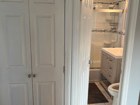 Washer/dryer closet closed