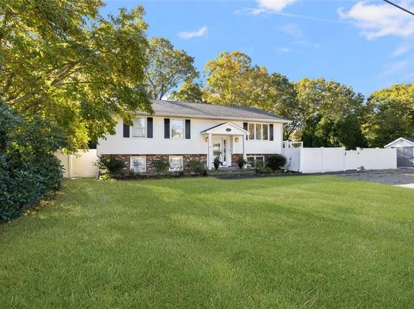 32 Woodridge Rd, Narragansett, RI 02882