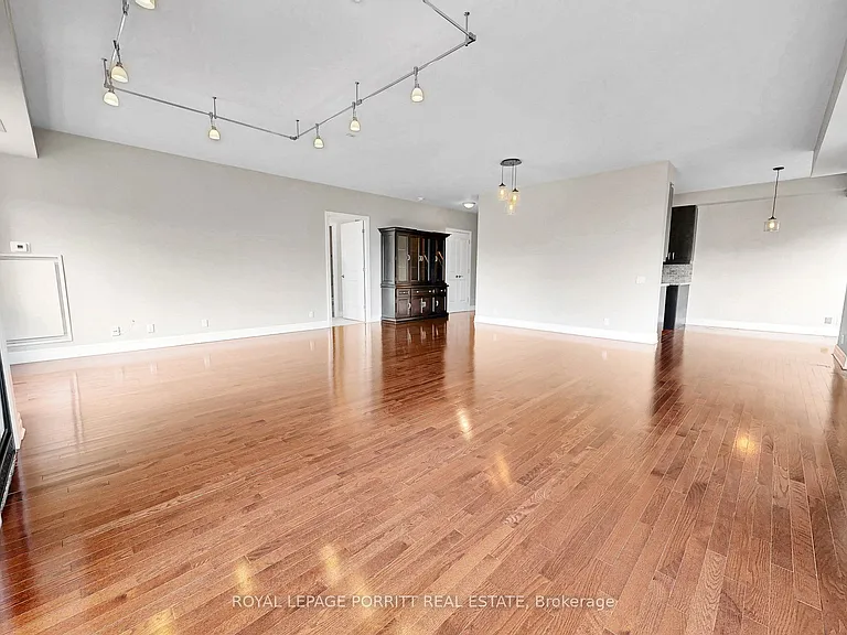 9 Burnhamthorpe Cres #309 — Photo 19