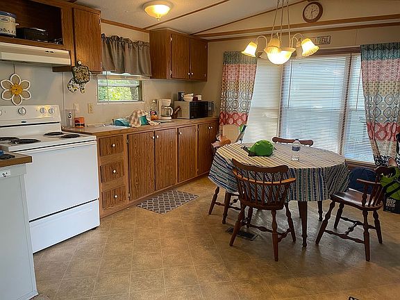3rd image of 121 Gullview Dr