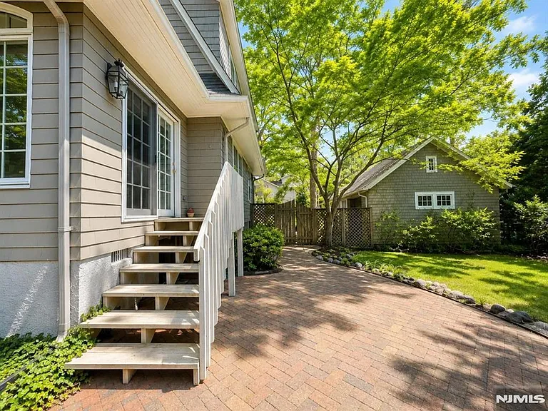 84 Valley View Ave — Photo 16