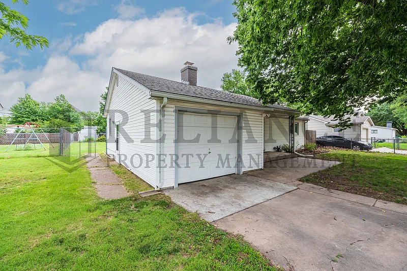 3 bed, 1.0 bath, 902 sqft, $1,195 — Photo 2