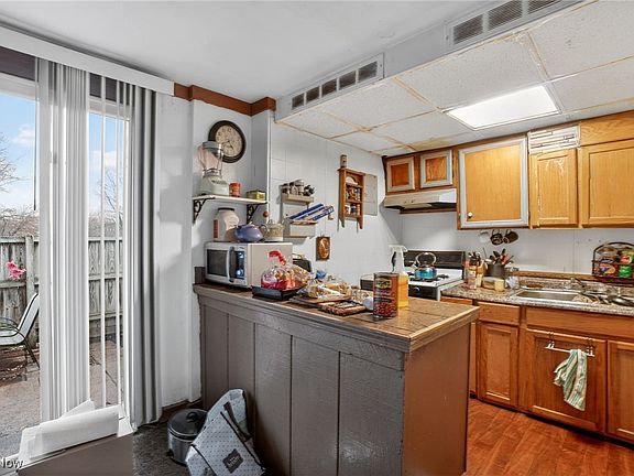 2nd image of 1651 Mentor Ave APT 212