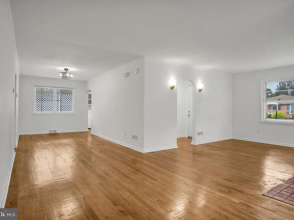 5th image of 114 E Maplewood Ave #1
