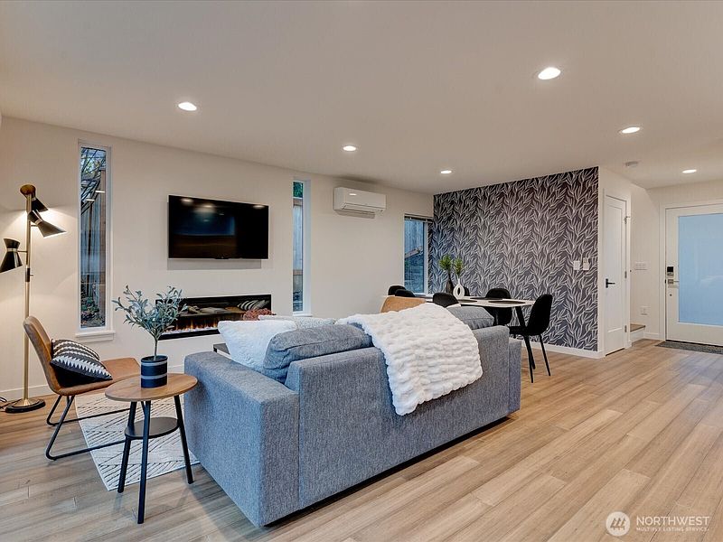 4th image of 7507 Latona Avenue NE