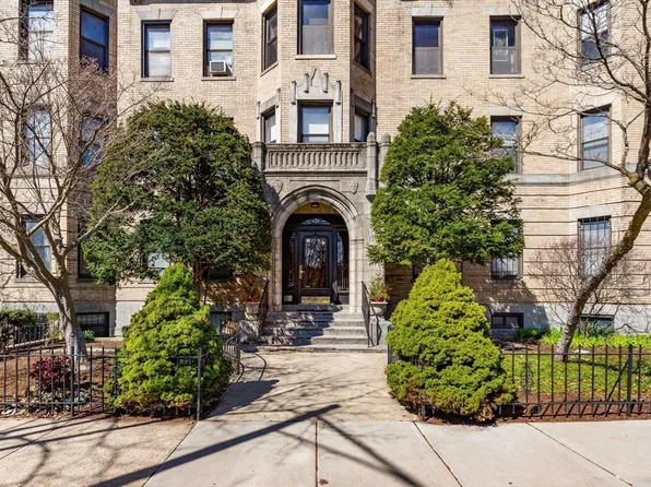 51 Park Dr APT 9, Boston, MA 02215