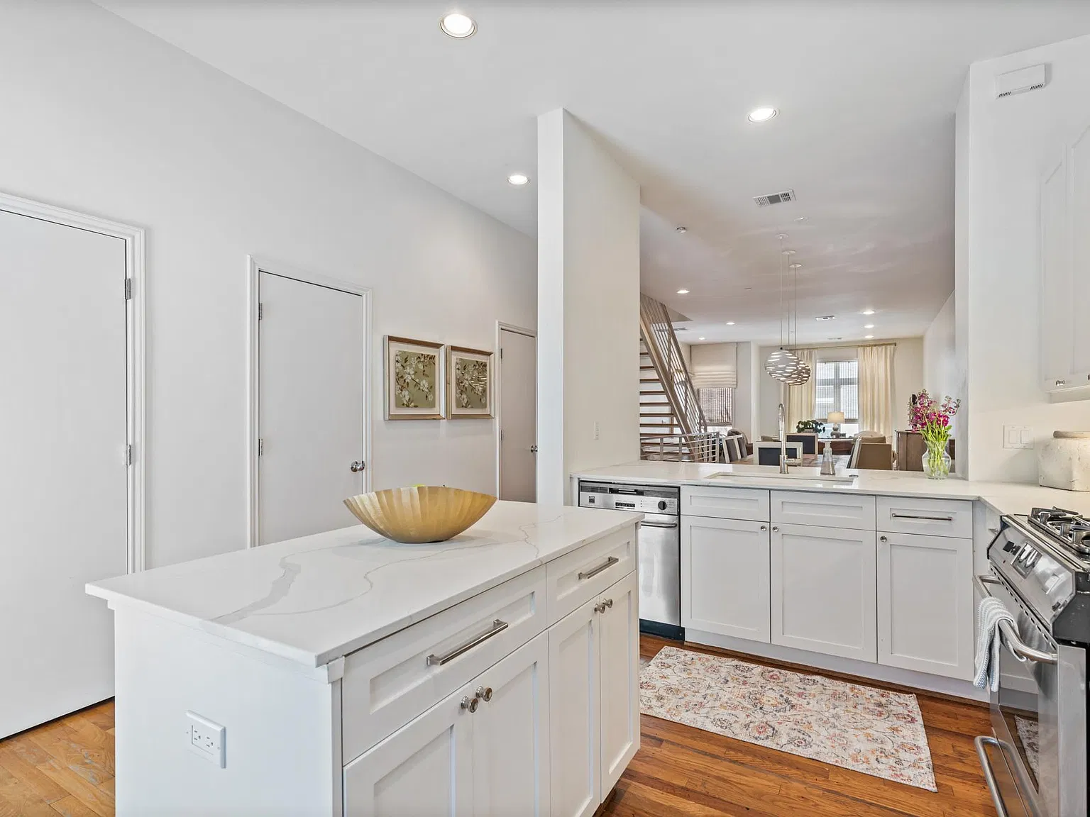 2 bed, 2.5 bath, 1707 sqft, $4,200 — Photo 2