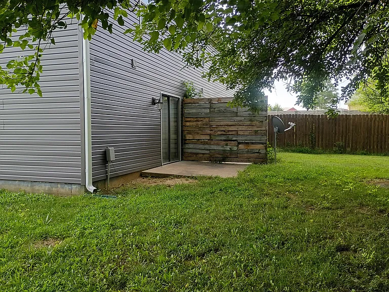 1102 Pine Ct #D — Photo 2